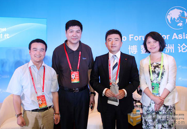 中國廚房設(shè)備網(wǎng)副總經(jīng)理于鳳海（左一）新發(fā)地總經(jīng)理王德平（左二）央視主持人芮成鋼（左三）民生加銀資產(chǎn)管理有限公司項(xiàng)目負(fù)責(zé)人鄧?yán)桕枺ㄗ笏模? /><br></p><p>中國廚房設(shè)備網(wǎng)副總經(jīng)理于鳳海（左一）新發(fā)地總經(jīng)理王德平（左二）央視主持人芮成鋼（左三）民生加銀資產(chǎn)管理有限公司項(xiàng)目負(fù)責(zé)人鄧?yán)桕枺ㄗ笏模?br></p><p><img src=