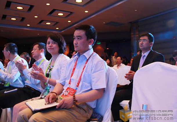 中國廚房設備網(wǎng)副總經(jīng)理于鳳海（右一） 民生加銀資產(chǎn)管理有限公司項目負責人鄧黎陽（右二）在會議現(xiàn)場