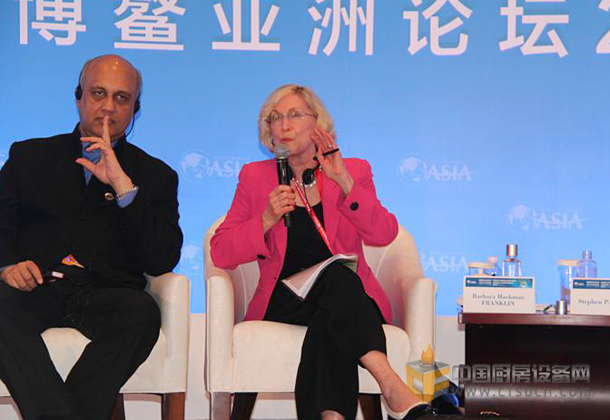 美國前商務部長、芭芭拉?富蘭克林公司總裁 Barbara Franklin（右一）