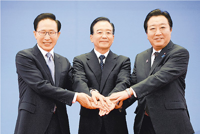 中國國務(wù)院總理溫家寶主持會(huì)議，韓國總統(tǒng)李明博、日本首相野田佳彥與會(huì)