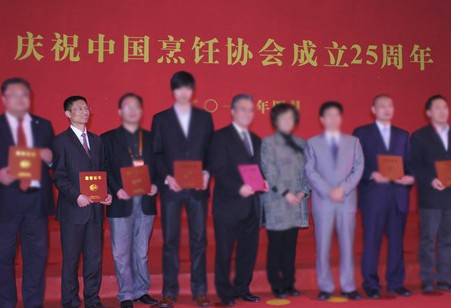 樂鷹領(lǐng)獎(jiǎng)現(xiàn)場（左2為樂鷹銷售部總經(jīng)理張如波先生）