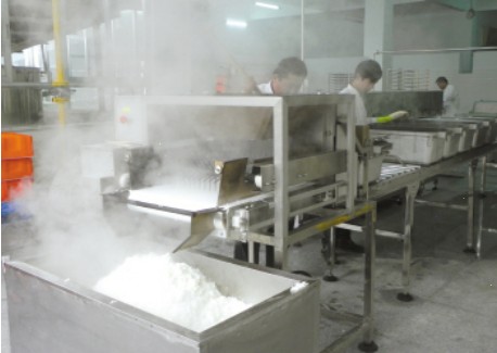 溫大食堂引進(jìn)樂(lè)鷹專(zhuān)業(yè)米飯生產(chǎn)線