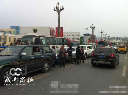 【地震快訊】緊急呼吁！蘆山通往太平、龍門災區(qū)唯一出口被車堵死