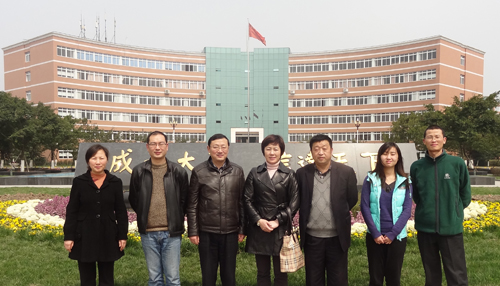 中國廚房設備網(wǎng)鄭總與成都信息工程學院管理學院院長黃萍、副院長明小波等領導合影