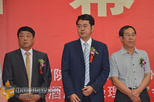 成都萍聚酒店用品公司董事長黃炳全（左）、西安市會展管理辦公室主任汪濤（中）、陜西省商務廳副巡視員王社安